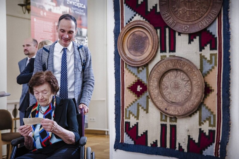 Zdjęcie prezentuje fragment wystawy i zwiedzających gości