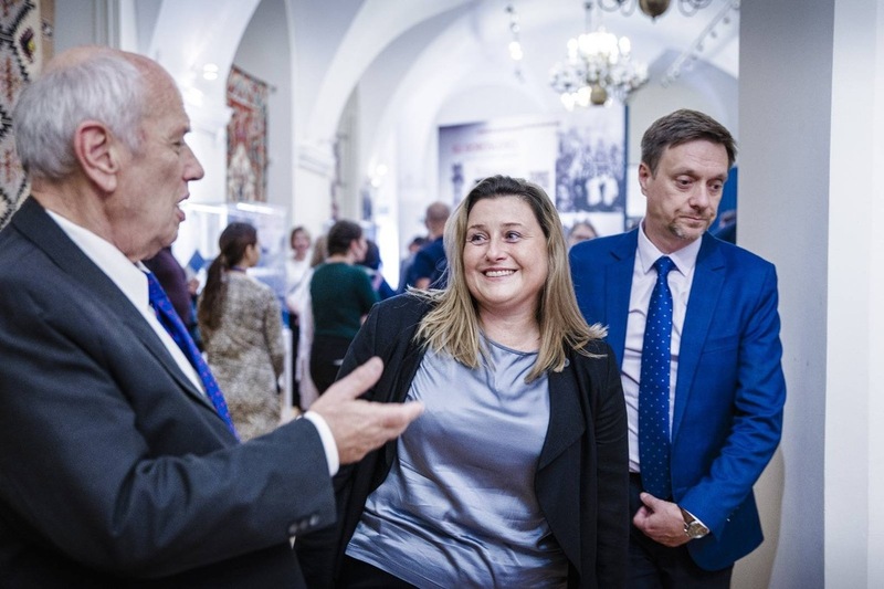 Zdjęcie prezentuje fragment wystawy i zwiedzających gości w środku Agnieszka Sodel z Archiwum IPN