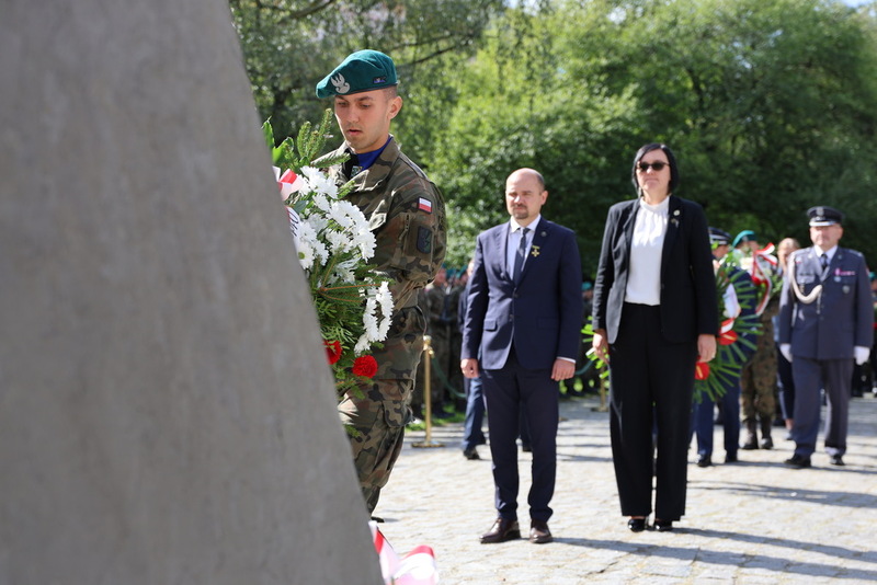 Zdjęcie pokazuje moment składania kwiatów przez delegację IPN