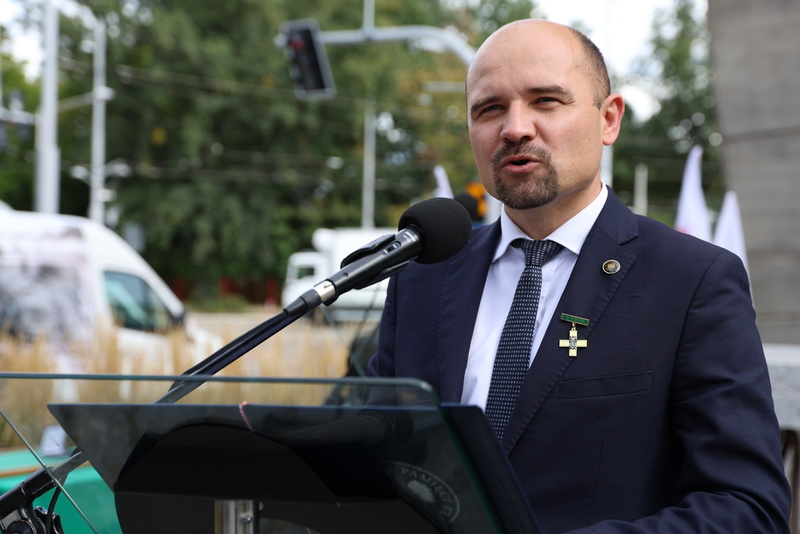 na zdjęciu dyrektor wrocławskiego IPN w trakcie przemowy