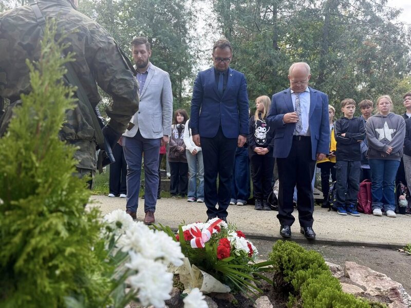 Na zdjęciu delegacja IPN składająca kwiaty na grobie bohatera