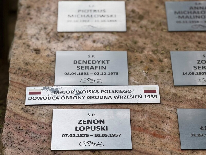 Na zdjęciu nagrobek bohatera wraz z insygnium „Grobu Weterana Walk o Wolność i Niepodległość Rzeczpospolitej”