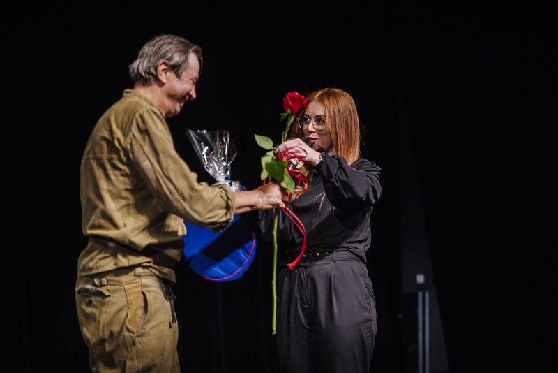 Na zdjęciu Piotr Cyrwus odbierający gratulacje po występie