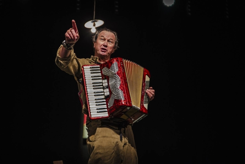 Na zdjęciu fragment monodramu w kapitalnym wykonaniu Piotra Cyrwusa