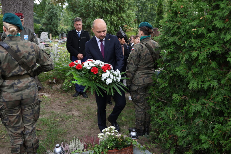 Zdjęcie prezentuje dyrektora wrocławskiego IPN składającego kwiaty na grobie