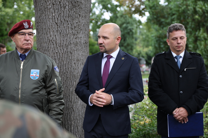 Zdjęcie prezentuje dyrektora wrocławskiego IPN przemawiającego nad grobem