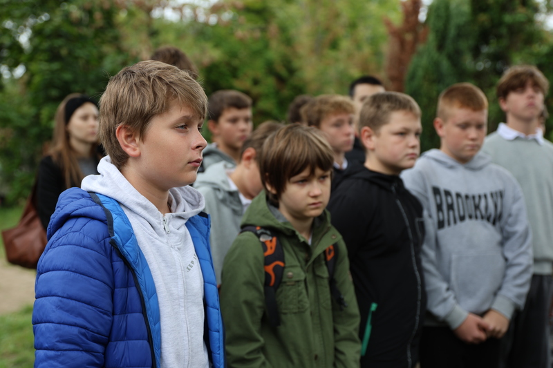 Zdjęcie prezentuje młodzież z SP 83 we Wrocławiu, która przybyła na uroczstość