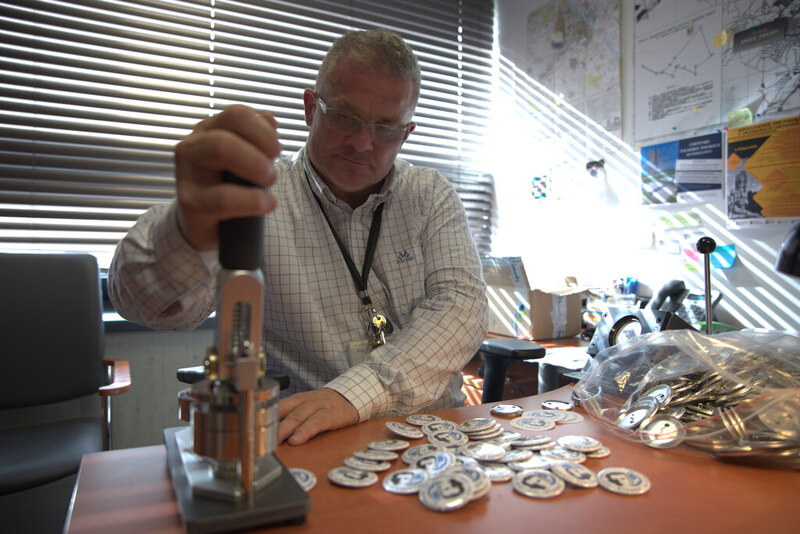 Premiera drobnych upominków z wizerunkiem niezłomnego patrona 16 DBOT, które każdy chętny będzie mógł nie tylko otrzymać, ale także samodzielnie wykonać, już w tę sobotę na naszym stoisku w Lesie Osobowickim