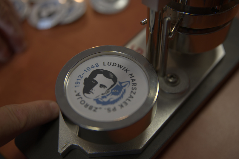 Artystyczne przedstawienie "Zbroi" na podstawie archiwalnych fotografii opracował Artur Skowroński, profesor Akademii Sztuk Pięknych we Wrocławiu