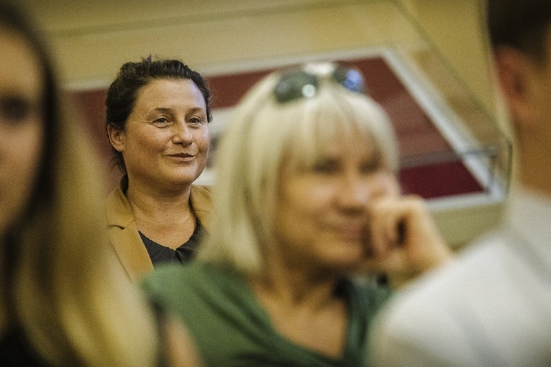 na zdjęciu Agnieszka Sodel współautorka wystawy Droga i dziedzictwo. Dzieje rodziny Moszoro / Camino y Legado. Historia de la familia Moszoro.