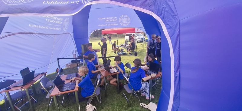 Na zdjęciu stoisko promocyjne IPN Wrocław