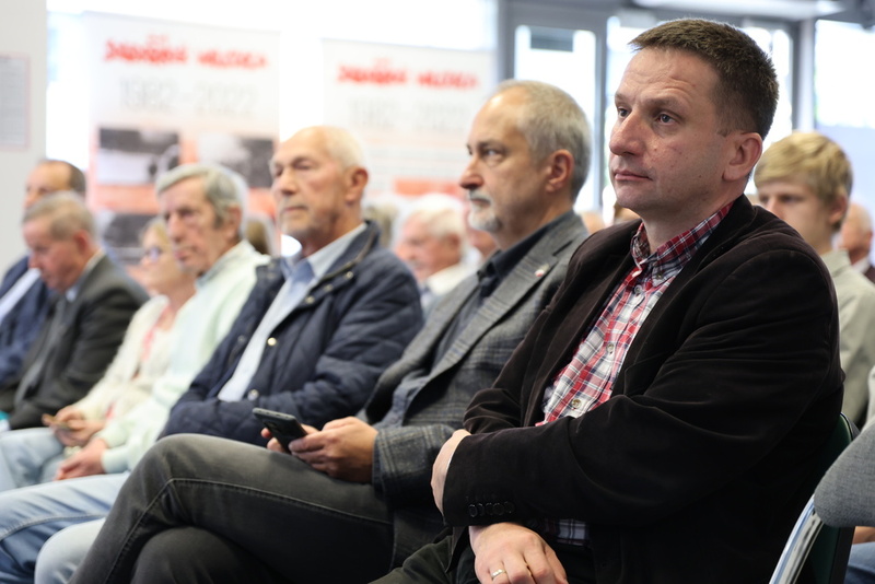 na zdjęciu fragment widowni, na pierwszym planie dr Grzegorz Waligóra