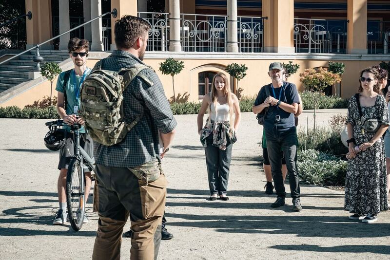 Zdjęcie przedstawia grupę osób, słuchających wykładu Jacka Cieleckiego