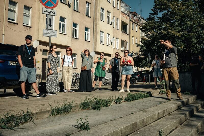 Zdjęcie przedstawia grupę osób, słuchających wykładu Jacka Cieleckiego