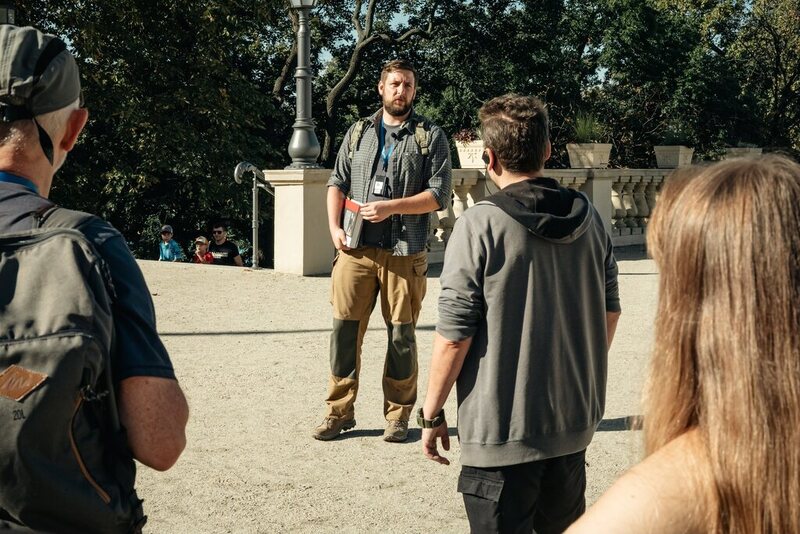 Zdjęcie przedstawia grupę osób, słuchających wykładu Jacka Cieleckiego