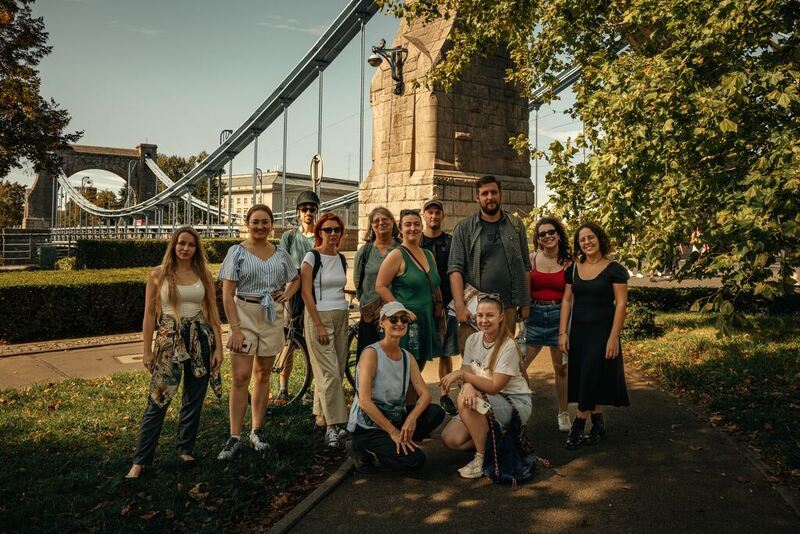 Zdjęcie przedstawia zdjęcie grupowe uczestników spaceru