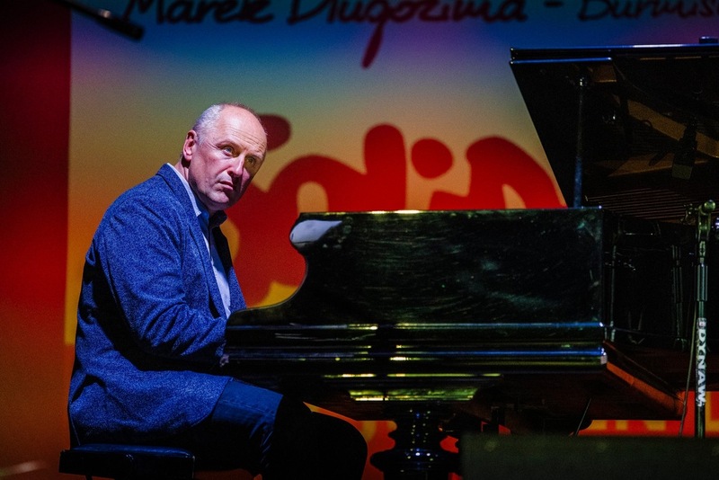 Na zdjęciu Krzysztof Żesławski przy fortepianie