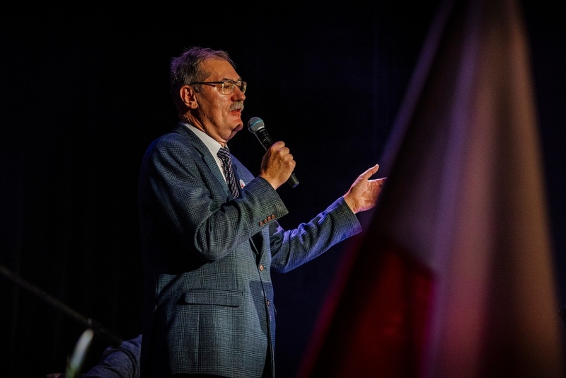 Na zdjęciu Roman Kowalczyk na scenie