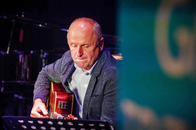 Krzysztof Żesławski grający na gitarze