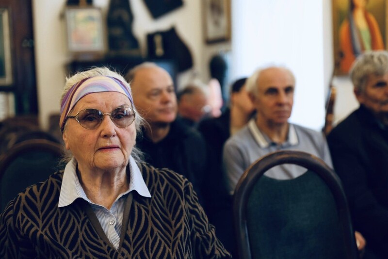 Na zdjęciu fragment widowni, na pierwszym planie starsza kobieta