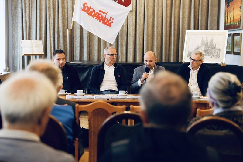 Na zdjęciu fragment widowni, oraz rzut na stół, gdzie zasiedli debatujący