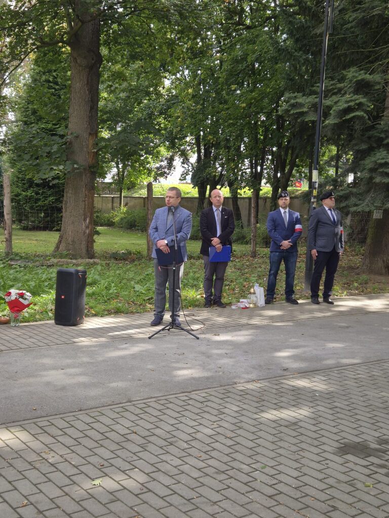 Zdjęcie wydarzenia, przy mikrofonie dr Krzysztof Łagojda