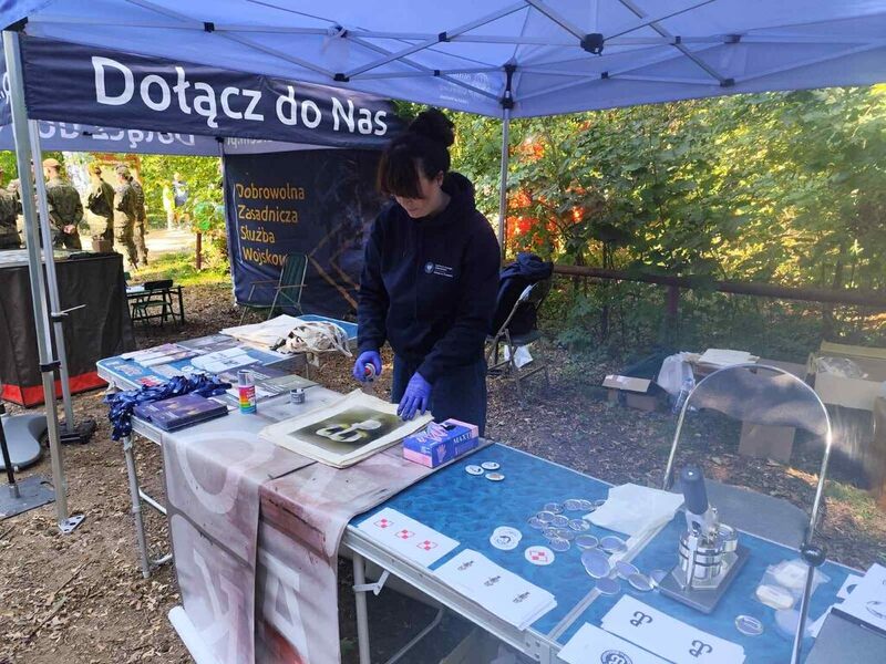 na zdjęciu stoisko IPN Wrocław, gdzie uczestnicy mogli własnoręcznie wykonać torby ze znakiem Polski Walczącej oraz przypinki, m.in. z podobizną „Zbroi”