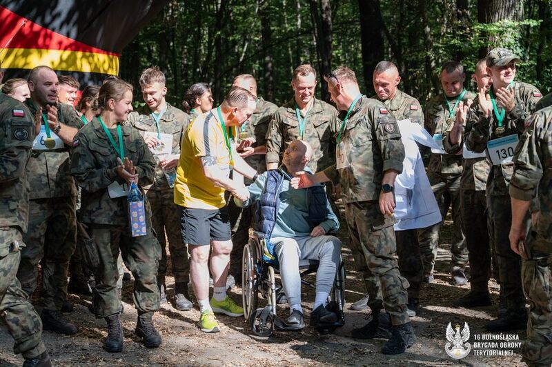 grupowe zdjęcie uczestników biegu z st. kpr. Kamilem Pawlakiem