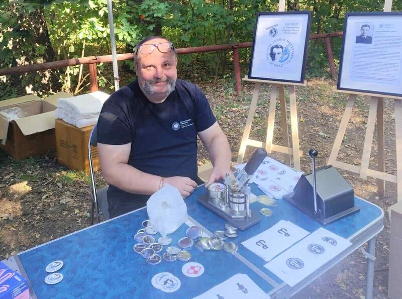 na zdjęciu stoisko IPN Wrocław, gdzie uczestnicy mogli własnoręcznie wykonać torby ze znakiem Polski Walczącej oraz przypinki, m.in. z podobizną „Zbroi”