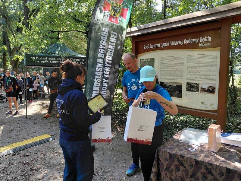 na zdjęciu moment wręczania upominków dla uczestników biegu