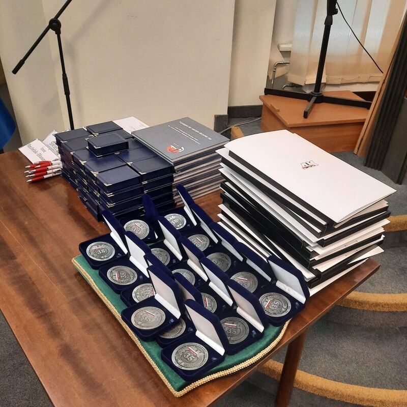 Zdjęcie prezentuje medale i wyróżnienia przyznane w trakcie uroczystości