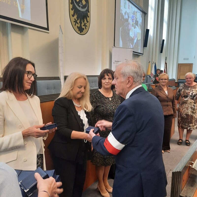 Zdjęcie prezentuje moment przyznawania medali i wyróżnień w trakcie uroczystości