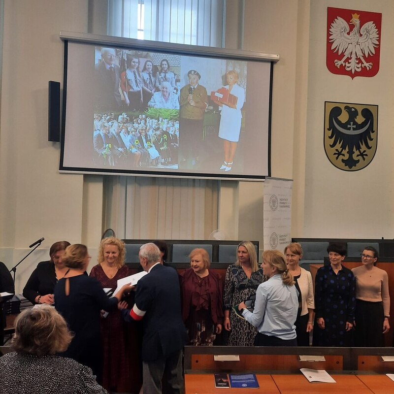 Zdjęcie prezentuje moment przyznawania wyróżnień