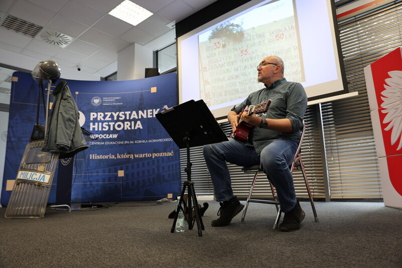 Na zdjęciu sala Przystanku Historia oraz Marek Gadowicz grający na gitarze
