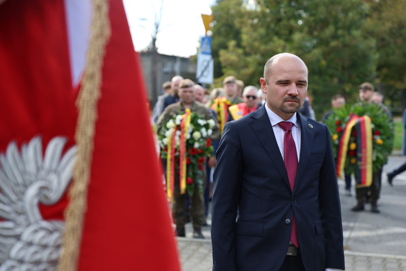 na zdjęciu dyrektor wrocławskiego IPN w trakcie składania kwiatów