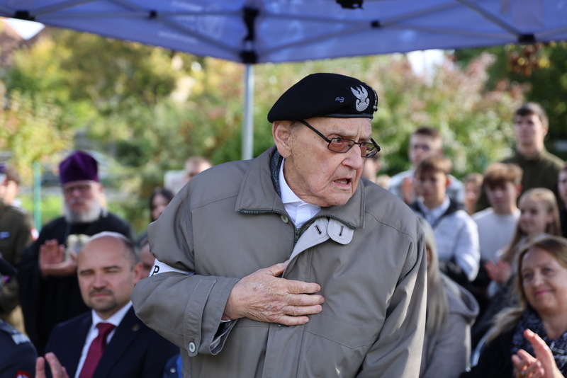 na zdjęciu kpt. Stanisław Wołczaski, który jako 14-latek był łącznikiem i kolporterem prasy powstańczej, a w walczącej stolicy pozostał do ostatniego dnia