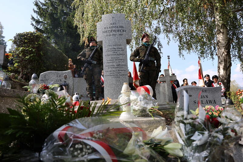 Zdjęcie nowego pomnika wraz z wiązankami kwiatów