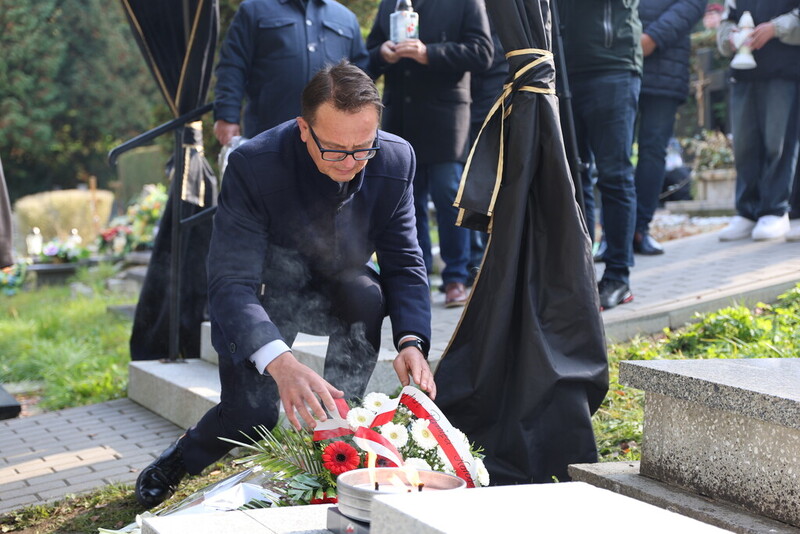 moment składania wiązanek kwiatów na pierwszym planie Jerzy Rudnicki