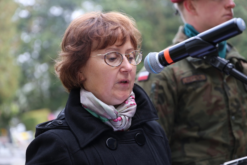 Moment przedstawiania biogramu bohatera, na zdjęciu Sylwia Krzyżanowska