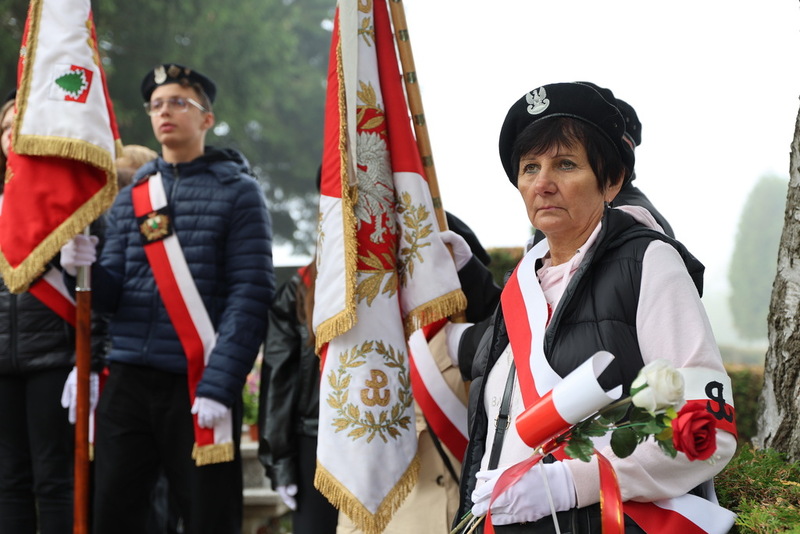 Na zdjęciu poczty sztandarowe z miejscowych szkół