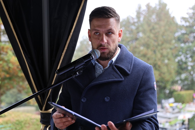 na zdjęciu prowadzący uroczystość Jacek Cielecki