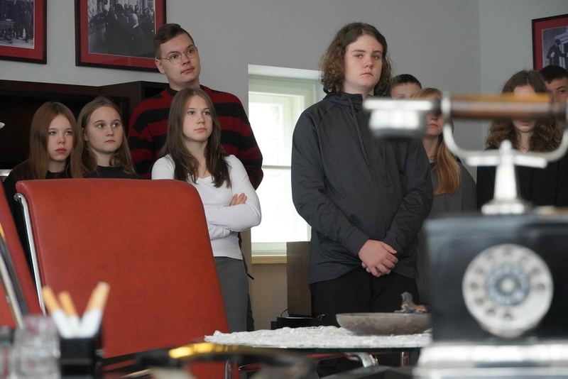 Zdjęcie przedstawiające uczestników rajdu podczas prelekcji w muzeum