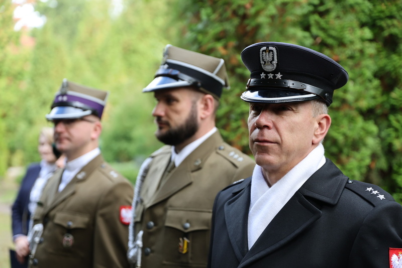 na zdjęciu trzech mundurowych wysokich stopniem, którzy brali udział w wydarzeniu