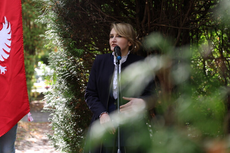 na zdjęciu Anna Binek-Zajda (OBUWiM Katowice), która przybliżyła Życiorys Bohatera