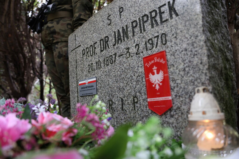 na zdjęciu grób Bohatera