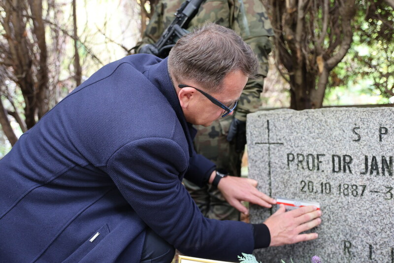 na zdjęciu moment odznaczenia grobu plakietką „Grób Weterana Walk o Wolność i Niepodległość Polski” , który umieścił na mogile Jerzy Rudnicki.