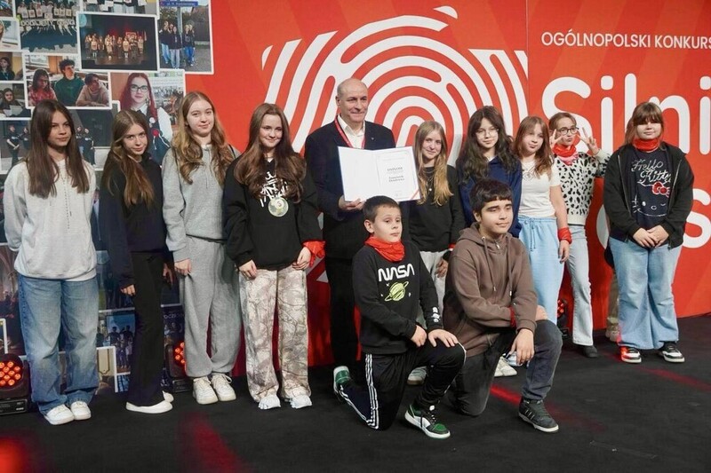 Warto dodać, że do Łodzi wybrała się również młodzież ze Szkoły Podstawowej im. K. Makuszyńskiego w Klisinie, Zespołu Szkolno-Przedszkolnego im. Orląt Lwowskich w Szybowicach oraz Zespołu Szkolno-Przedszkolnego w Skoroszycach, która była uczestnikiem pierwszej edycji ogólnopolskiego konkursu IPN „Silni Polską!”.