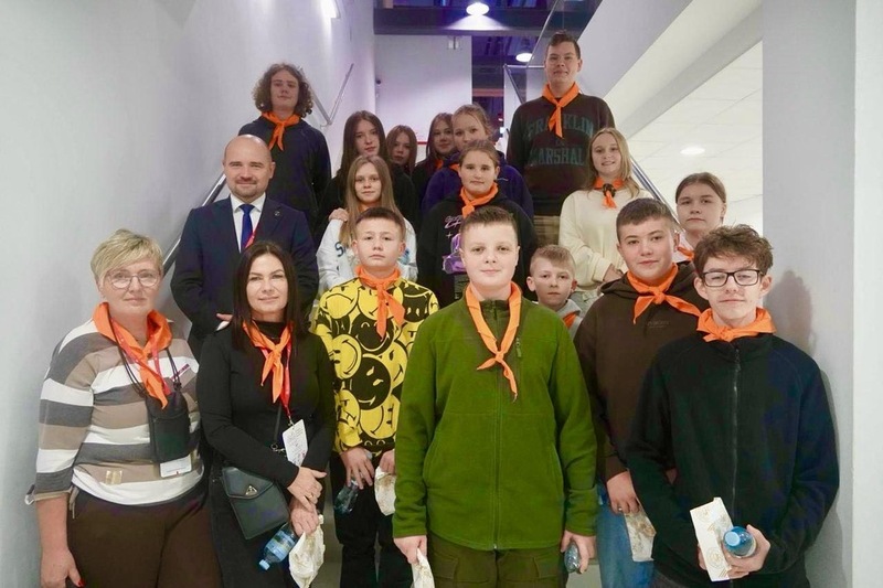 Do Łodzi wybrała się również młodzież ze Szkoły Podstawowej im. K. Makuszyńskiego w Klisinie, Zespołu Szkolno-Przedszkolnego im. Orląt Lwowskich w Szybowicach oraz Zespołu Szkolno-Przedszkolnego w Skoroszycach, która była uczestnikiem pierwszej edycji ogólnopolskiego konkursu IPN „Silni Polską!”.