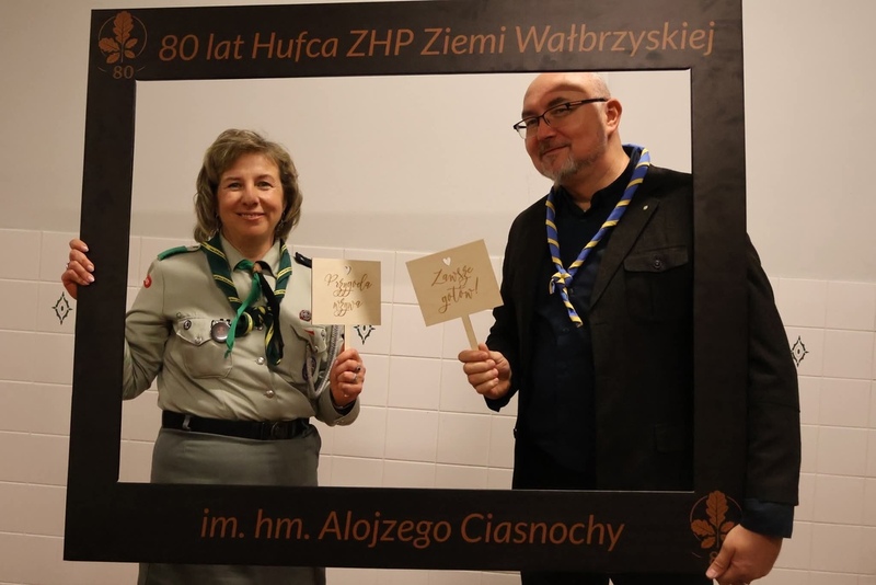 na zdjęciu Marek Gadowicz z prawej strony w ramach sympatycznego zdjęcia z harcerką