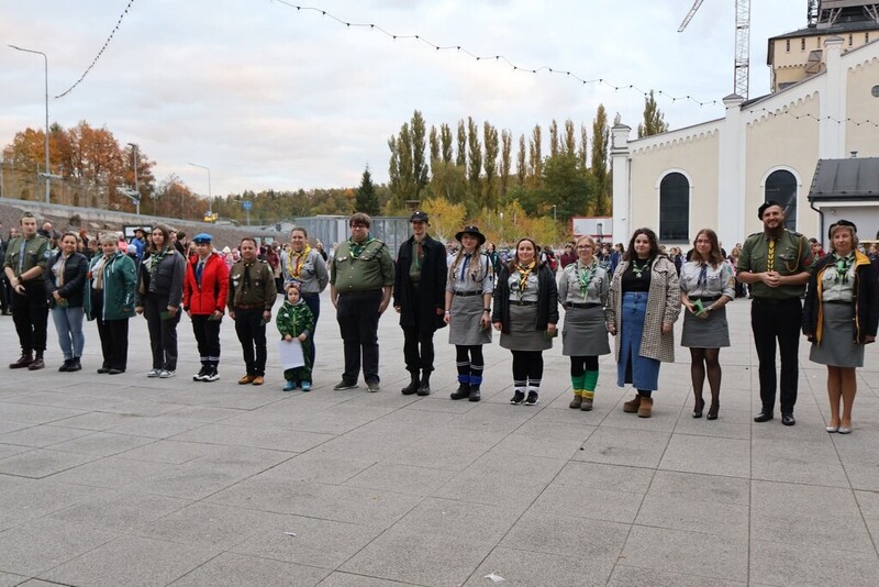 na zdjęciu harcerze stojący w szeregu w ramach apelu